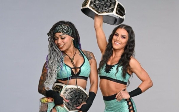 Katana Chance and Kayden Carter defeat Piper Niven, and Chelsea Green to win the Women’s Tag Team Titles!