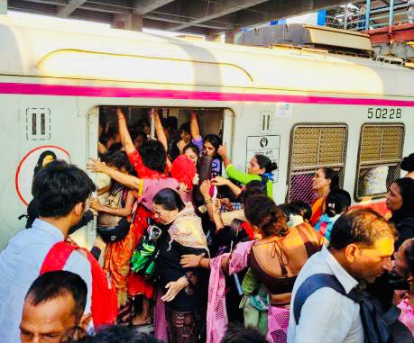 मुंबई,सुपर वुमन और लोकल ट्रेनस्….