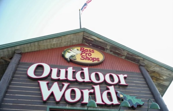 Nude man does cannonball plunge into aquarium at Bass Pro Shop in Alabama #1264