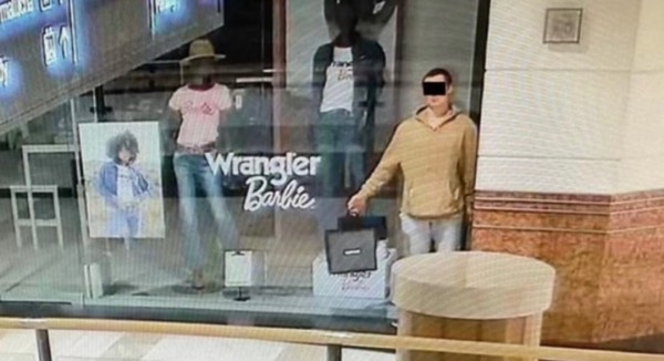 Man poses as mannequin for afterstore theft