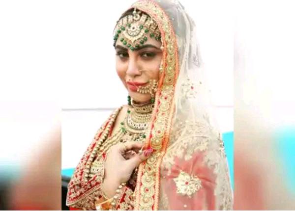 Arshi khan breaks her silence about getting engaged in dubai