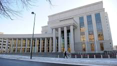 #VoiceYourOpinion|Man breaks into Colorado Supreme Court overnight, and starts opening fire!!