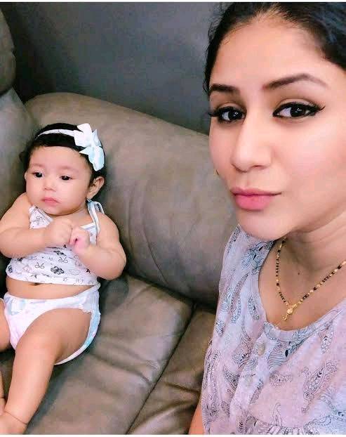 Alya Manasa with her daughter Aila
