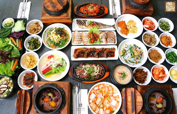 Korean food reaction: ramen, tteokbokki, kimbap, jajangmyeon